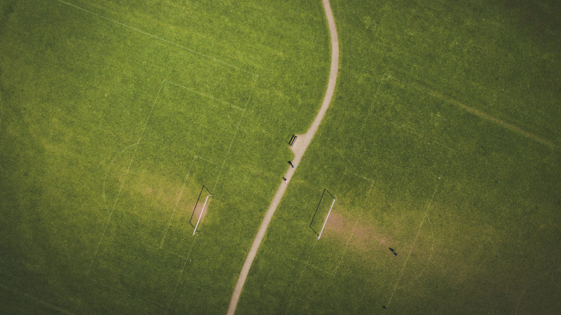 Vue aérienne de terrains de football et de leurs lignes blanches