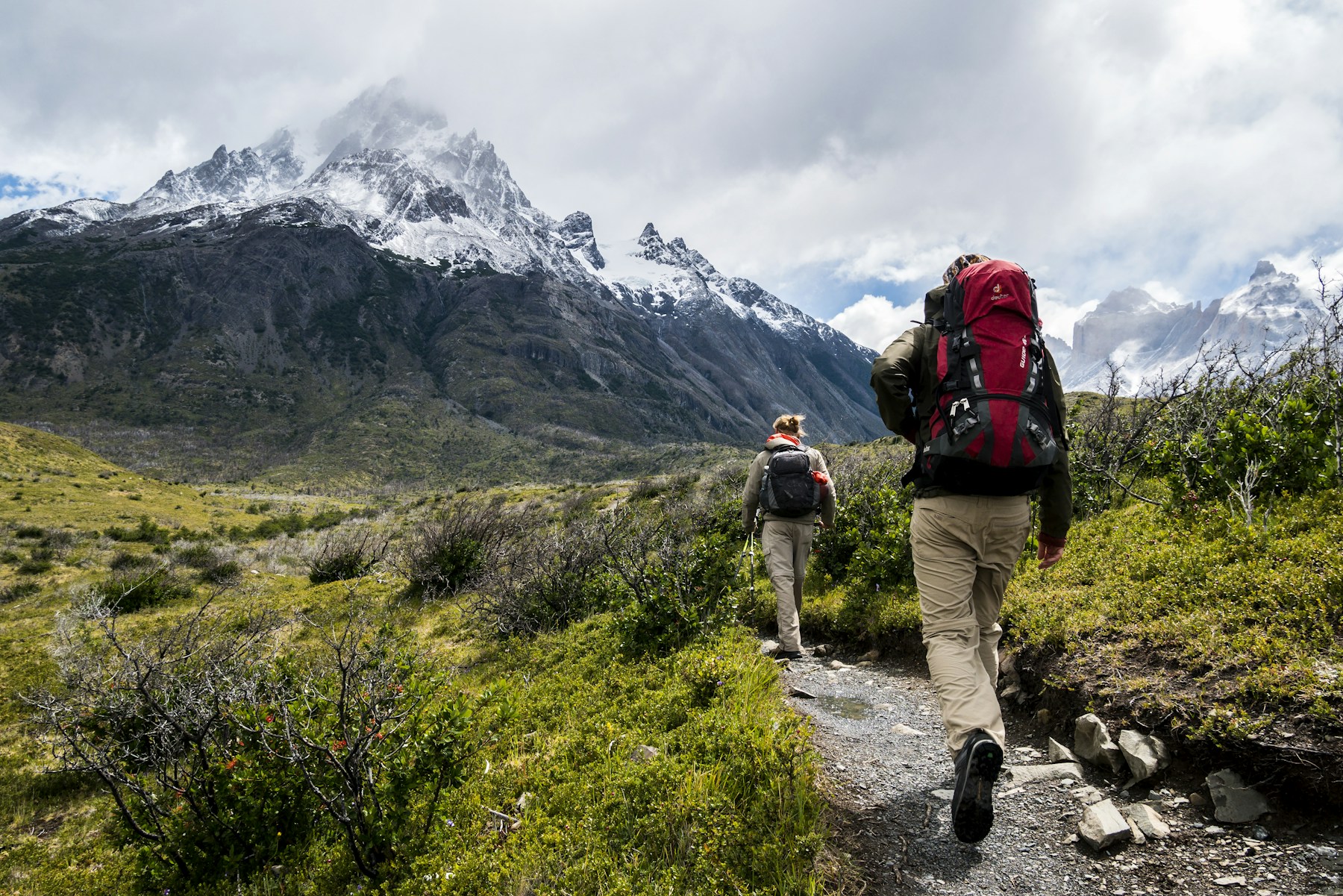 Deux personnes marchent sur un sentier de montagne